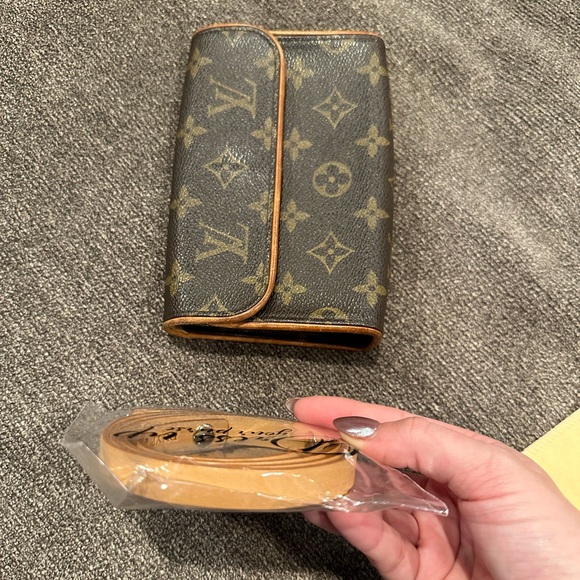 Louis Vuitton Belt Bag - Picture 8 of 12